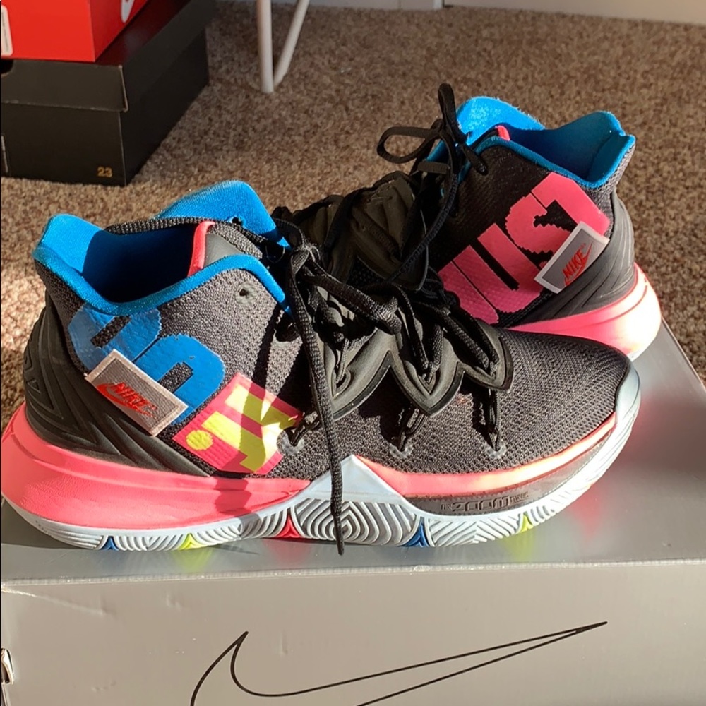 Kyrie 5 black/pink/volt 7.5